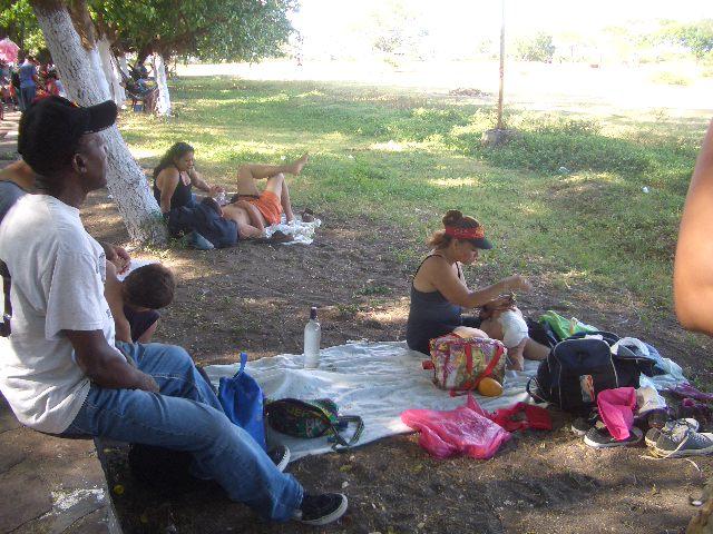 Cualquier lugarcito es bueno para el descanso de los mas pobres en las playas de INTURISMO